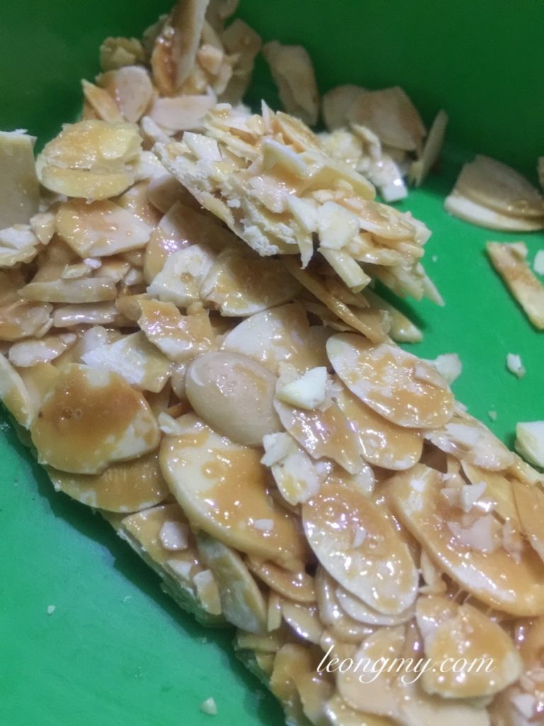 Almond crispy flake biscuit